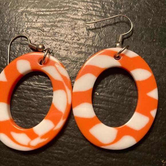 Eighties style dangly earrings. - Picture 4 of 5